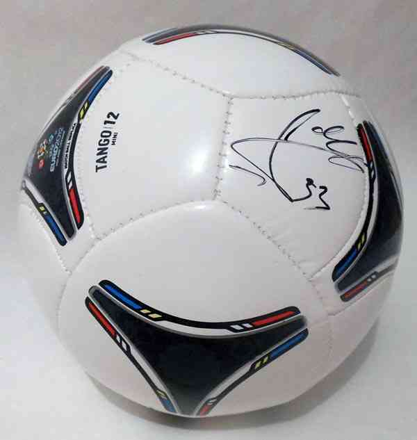 Мяч с автографом Срны