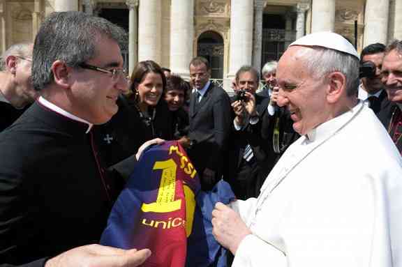 Даже Папа Римский хочет футболку Месси
