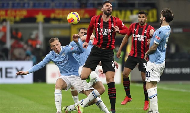 Дубль Жиру помог Милану разгромить Лацио в 1/4 финала Кубка Италии