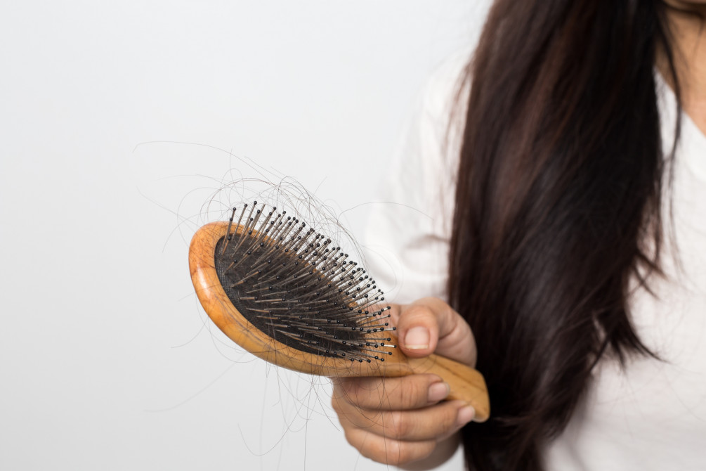 Почему волосы тяжело расчесываются: причины проблемы, рекомендации трихолога